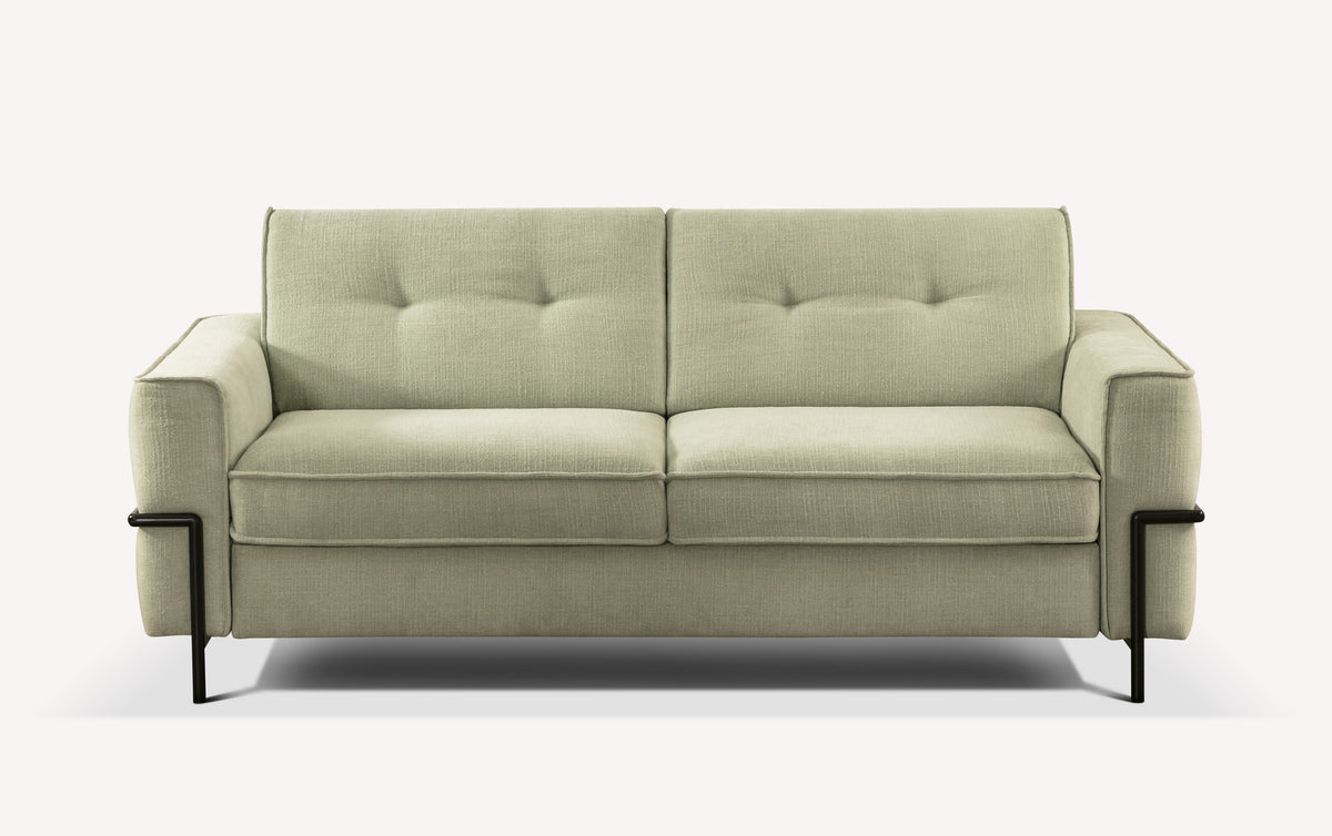 Canapé convertible Eddy en tissu Nuvole eucalyptus, design moderne avec accoudoirs épais et pieds métalliques noirs