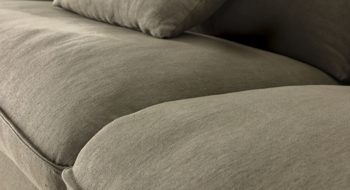Canapé convertible en tissu lin Purolino couleur sauge, vue rapprochée des coussins