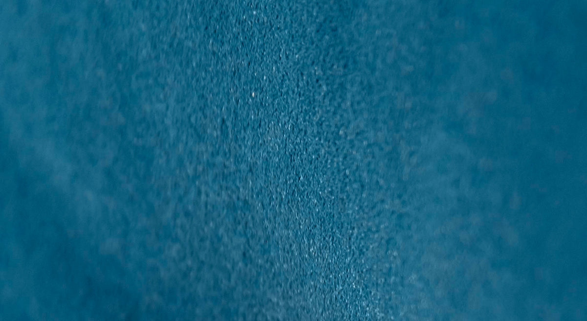 revêtement de tissu velours bleu pétrole, zoomée, pour canapé Horus Matt Velvet