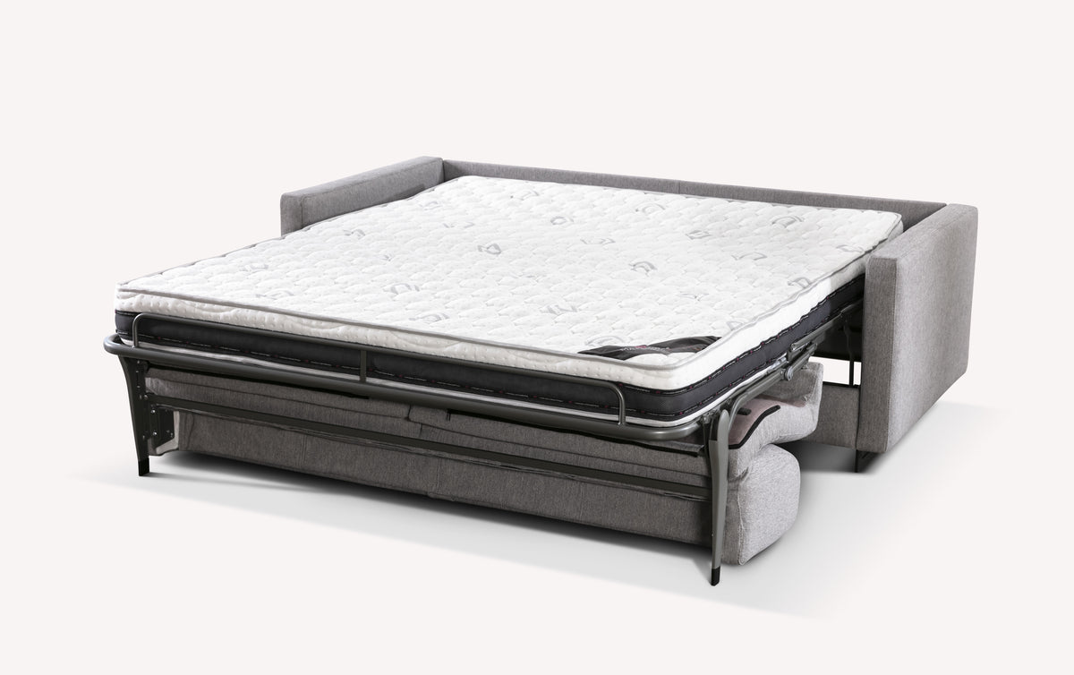 Canapé convertible JUSTIN Gemma Silver avec matelas déplié, offrant un couchage quotidien confortable et élégant dans un tissu gris clair.