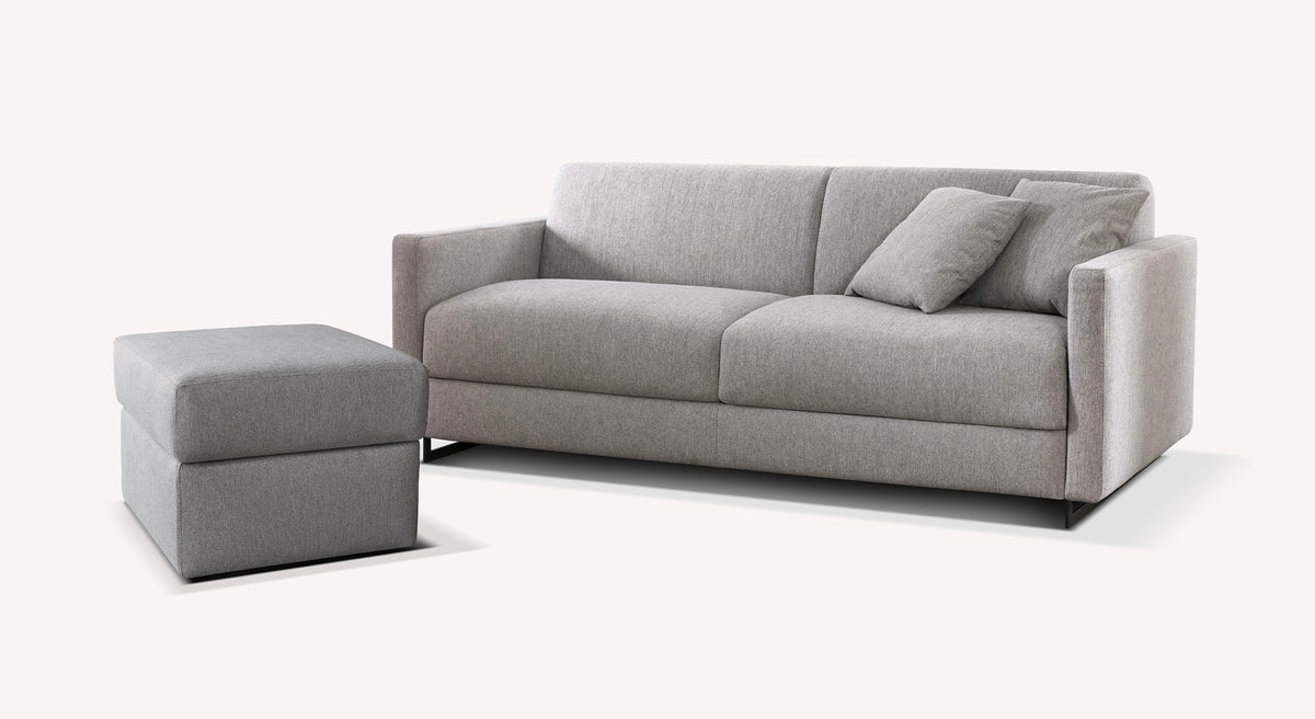 Lot canapé et pouf JUSTIN en tissu gris clair, canapé convertible offrant un couchage confortable avec pouf assorti pour un espace détente élégant et fonctionnel.