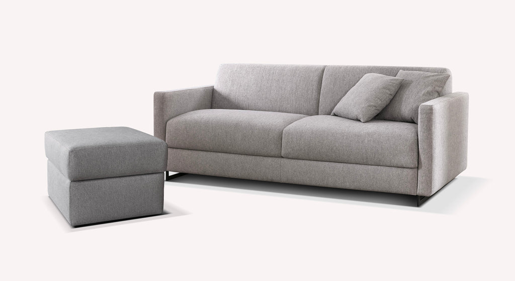 Lot canapé et pouf JUSTIN en tissu gris clair, canapé convertible offrant un couchage confortable avec pouf assorti pour un espace détente élégant et fonctionnel.