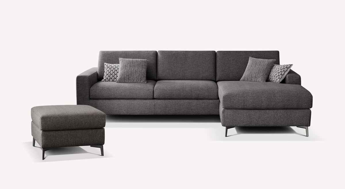 Lot canapé angle et pouf LISBONA en tissu gris anthracite, avec structure moderne et élégante, accompagné de coussins décoratifs assortis pour un confort optimal.