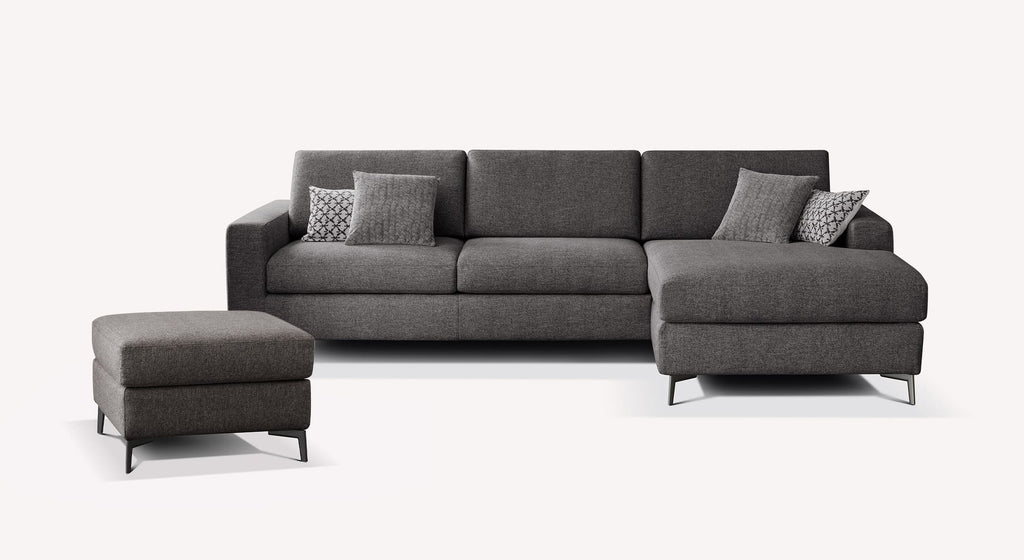 Lot canapé angle et pouf LISBONA en tissu gris anthracite, avec structure moderne et élégante, accompagné de coussins décoratifs assortis pour un confort optimal.