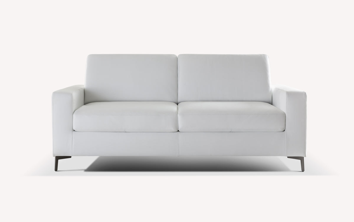 Canapé convertible Lisbona en cuir blanc clair, design moderne avec accoudoirs et pieds métalliques