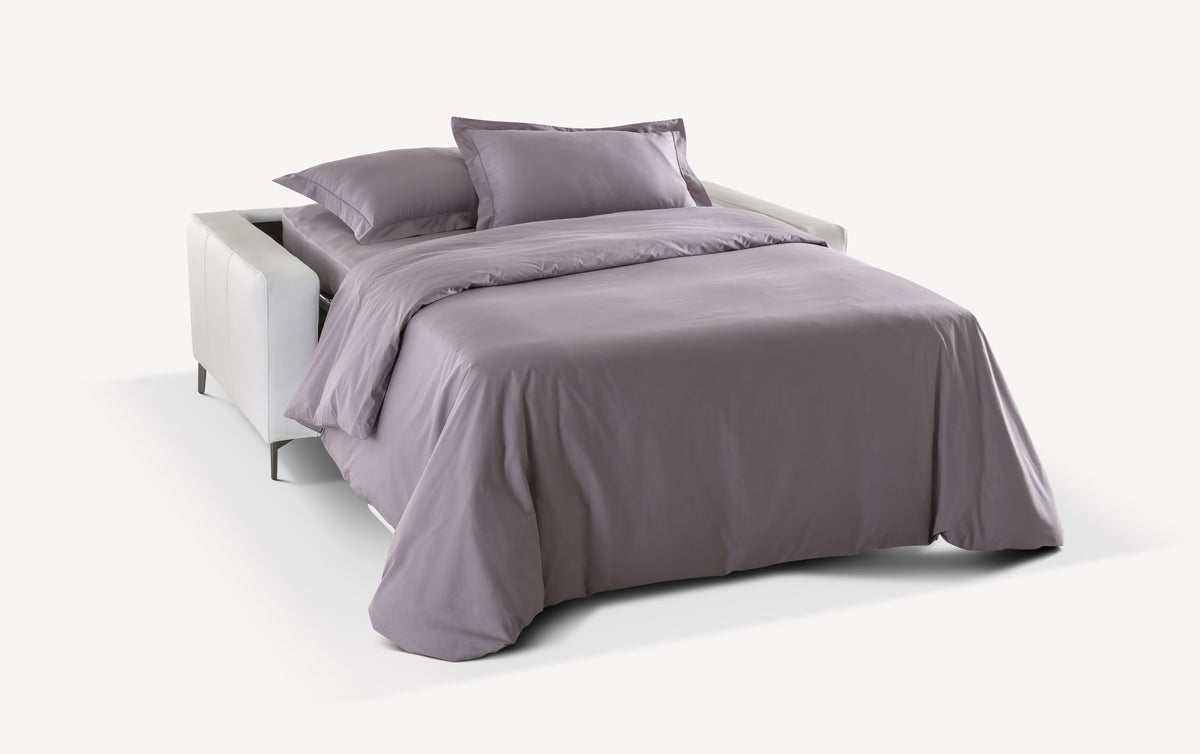 Canapé convertible Lisbona ouvert en cuir bianco chiaro avec literie grise