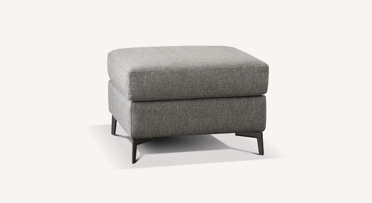 Lot canapé et pouf LISBONA avec pouf en tissu gris clair élégant et pieds métalliques noirs, parfait pour compléter un coin salon moderne et confortable.