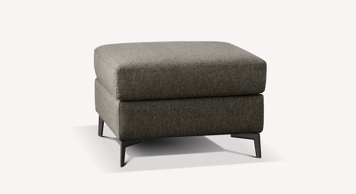 Pouf en tissu gris chartreux avec pieds en métal noir, modèle Lisbon, sur fond blanc