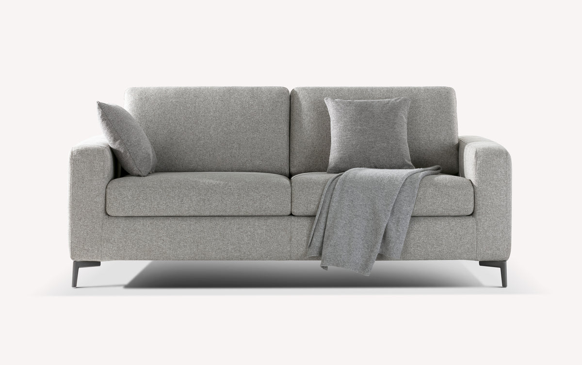Lot canapé et pouf LISBONA en tissu gris clair avec coussins assortis et plaid, élégant canapé convertible au design moderne pour un couchage quotidien confortable.