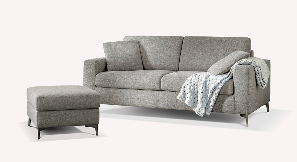 Lot canapé et pouf LISBONA en tissu gris clair avec design moderne, comprenant un canapé convertible confortable et un pouf assorti, idéal pour un couchage quotidien.