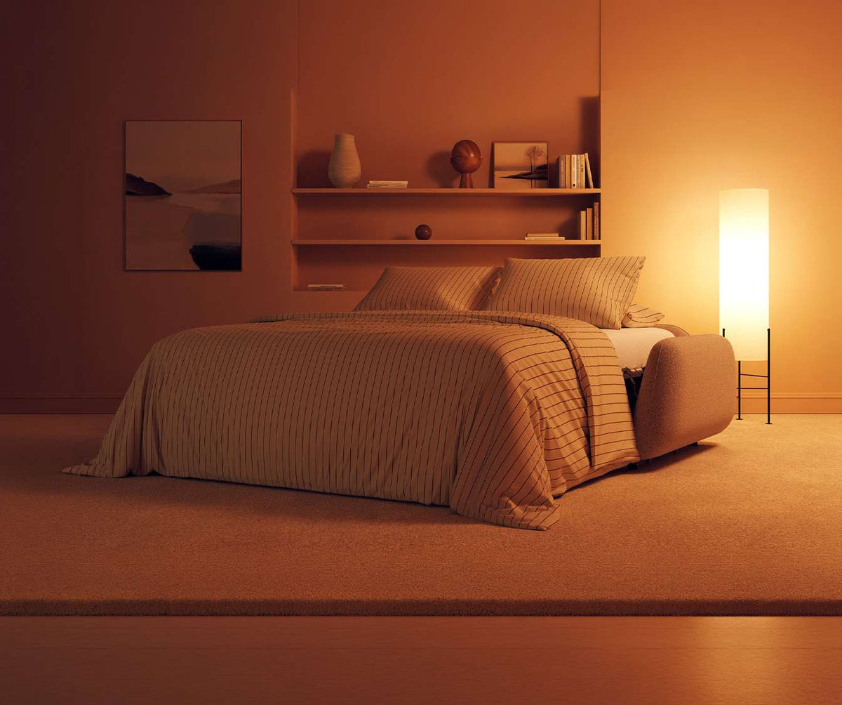 Chambre chaleureuse avec lit MOON Innuendo Etain dans des tons beige, ambiance douce et lumineuse grâce à une lampe élégante et une décoration épurée.