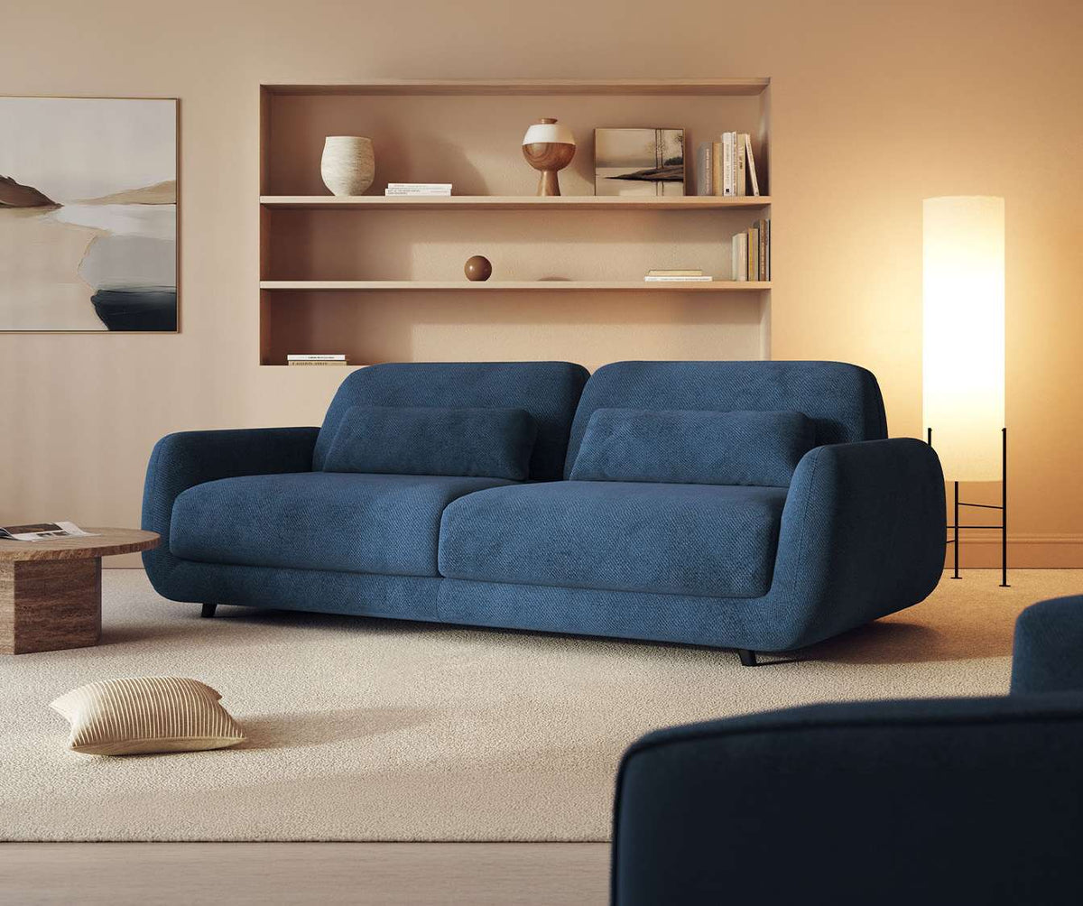 Canapé convertible MOON Moby Ocean bleu marine dans un salon moderne avec décoration minimaliste, offrant un couchage quotidien confortable et élégant.