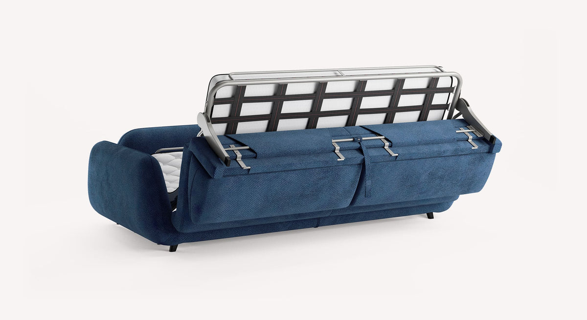 Canapé convertible MOON Moby Ocean en tissu bleu océan, dévoilant son mécanisme et son couchage, idéal pour un usage quotidien avec un vrai matelas.