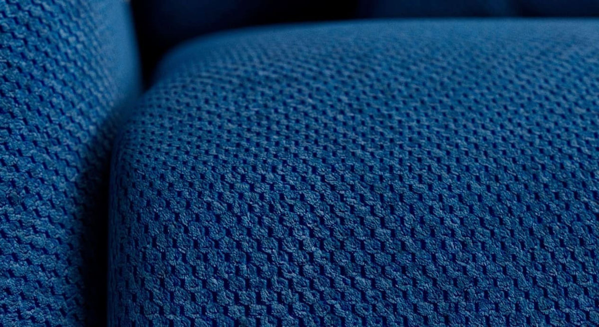 Tissu bleu texturé en gros plan du canapé convertible MOON Moby Ocean, mettant en valeur la matière confortable et esthétique idéale pour un couchage quotidien.