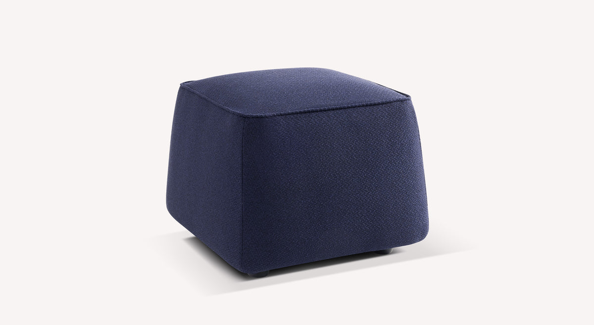 Lot canapé et pouf ONYX avec pouf carré en tissu bleu foncé, élégant et confortable, idéal pour accompagner un canapé convertible dans un salon contemporain.
