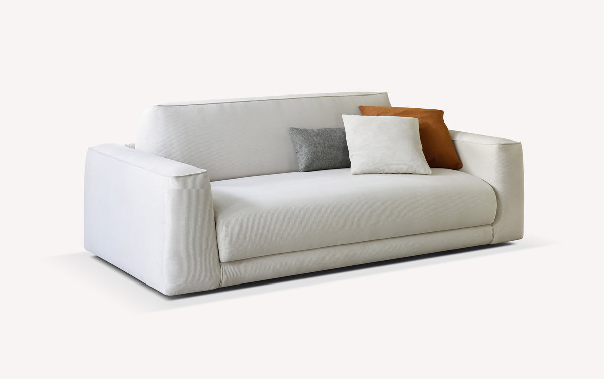 Canapé convertible ONYX +500 tissus & cuirs en velours clair avec coussins décoratifs, design contemporain idéal pour couchage quotidien et espace de vie moderne.