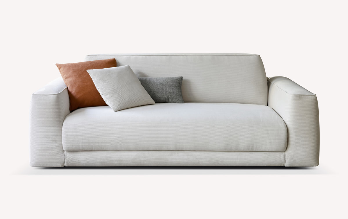 canapé convertible ONYX +500 tissus & cuirs en velours clair avec coussins décoratifs, design épuré idéal pour couchage quotidien dans un intérieur moderne