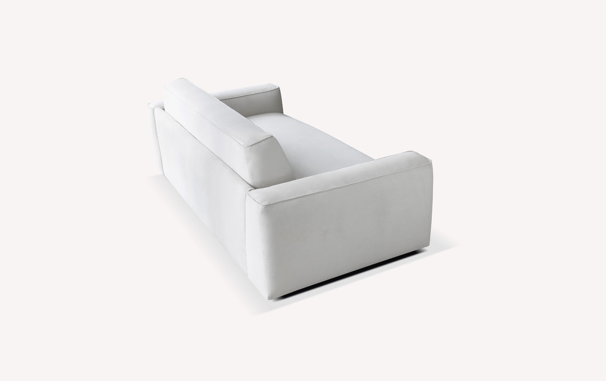 Canapé convertible moderne en tissu velours clair, représenté en position canapé, modèle ONYX +500 tissus & cuirs idéal pour couchage quotidien.