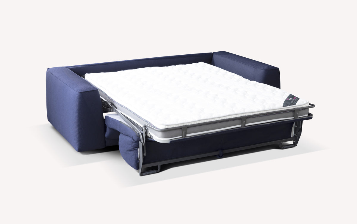 Canapé convertible ONYX +500 tissus & cuirs en tissu bleu avec matelas déplié, idéal pour couchage quotidien et confortable.