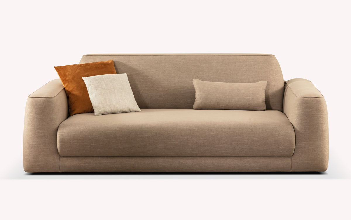 Canapé convertible ONYX +500 tissus & cuirs en tissu beige avec coussins décoratifs, design épuré et confortable, idéal pour un couchage quotidien.