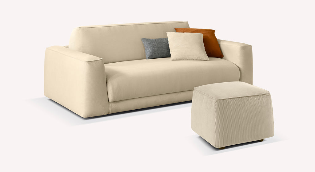 Lot canapé et pouf ONYX Teatro Sand en tissu beige clair, canapé convertible avec coussins décoratifs, design moderne et épuré adapté à un couchage quotidien.