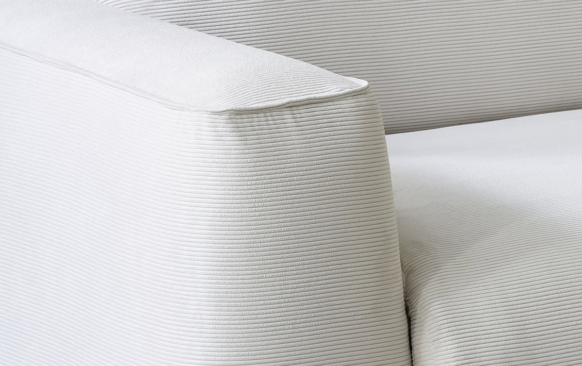 Détail en gros plan de l'accoudoir en tissu velours côtelé de couleur claire, composant du canapé convertible ONYX +500 tissus & cuirs.