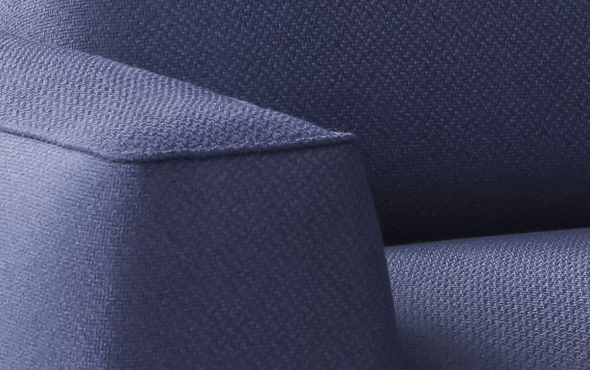 Détail de l'accoudoir en tissu bleu avec texture fine, partie du canapé convertible ONYX +500 tissus & cuirs.