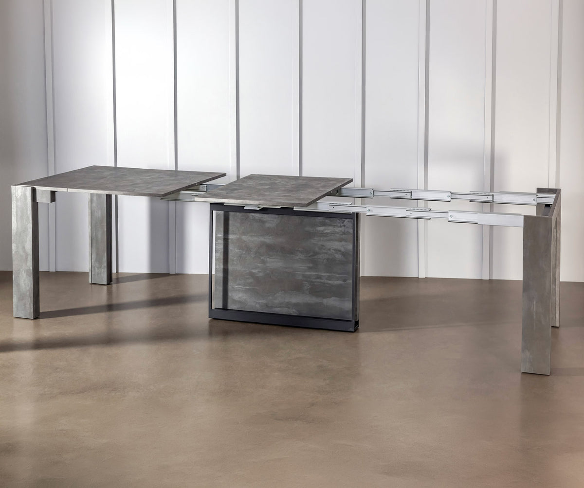 Table extensible en mélaminé finition pierre aspect moderne et épuré, modèle COMPACT Mélaminé Pietra ouverte montrant son mécanisme pour agrandir la surface de repas.
