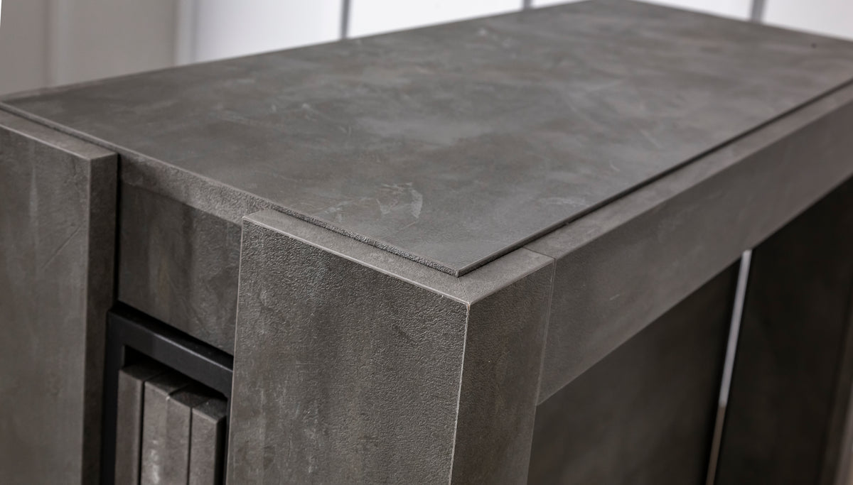 Table extensible en COMPACT Mélaminé Pietra, design moderne avec finition effet pierre gris foncé, idéale pour optimiser l'espace dans un intérieur contemporain.