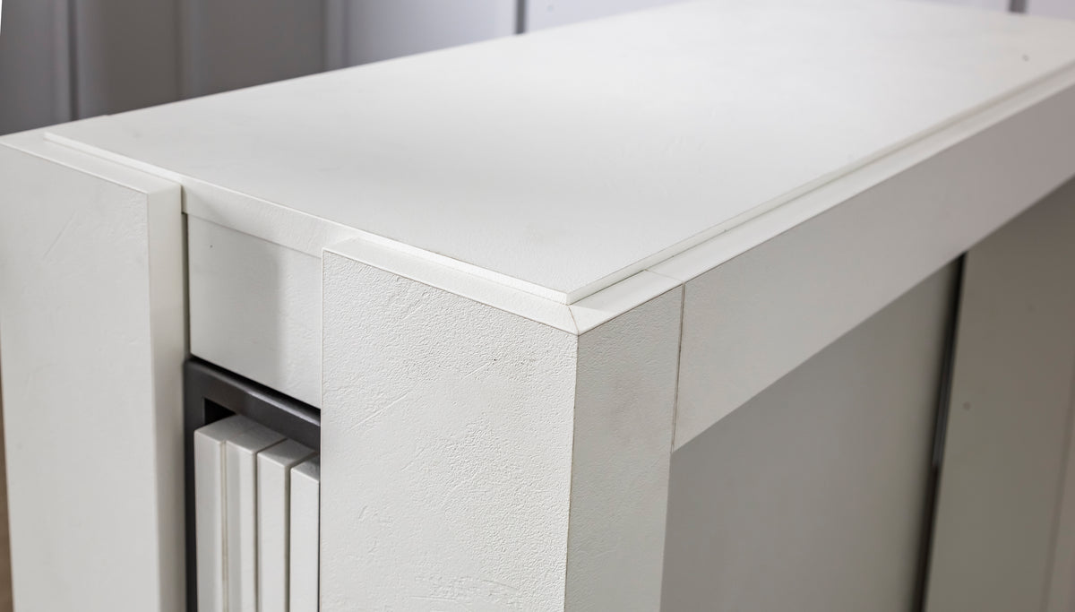 Détail d'une table extensible blanche au design moderne et minimaliste en COMPACT Mélaminé Bianco spatolato avec une finition texturée subtile.