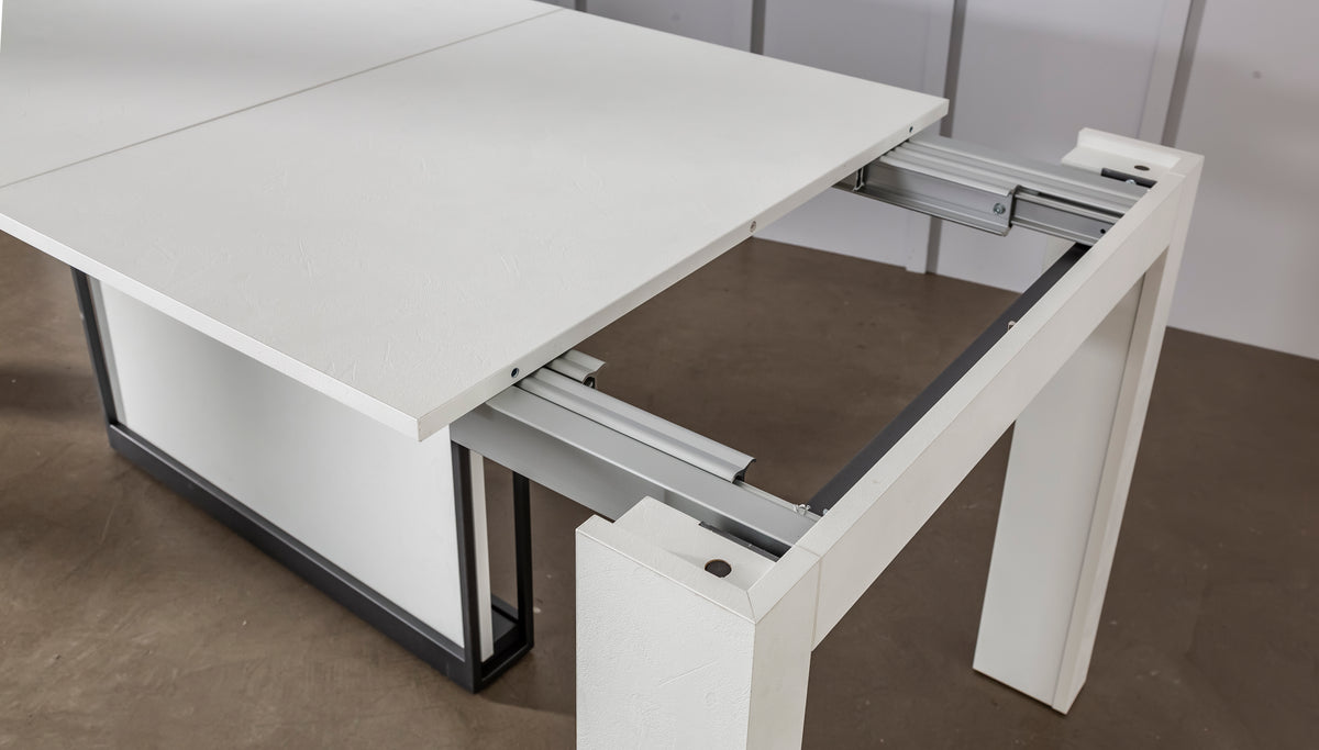 Table extensible moderne en COMPACT Mélaminé Bianco spatolato avec mécanisme d’ouverture semi-ouvert, idéale pour optimiser l’espace dans un intérieur contemporain.