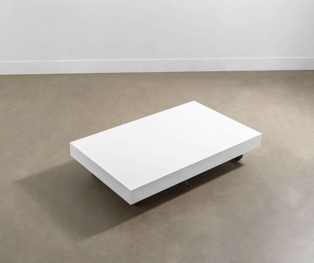 Table basse rectangulaire moderne au design épuré en MÉLANGE Mélaminé Bianco spatolato posée sur un sol lisse, idéale pour un salon contemporain.
