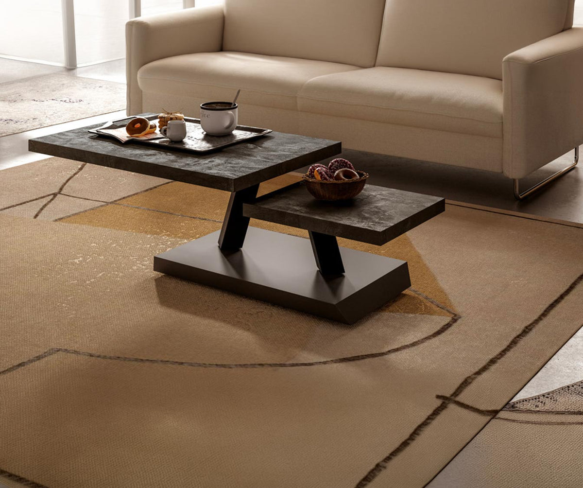 Table basse moderne avec plateau en mélaminé effet bois ancien, design à deux niveaux, posée devant un canapé beige dans un salon lumineux, modèle RUMBA Mélaminé Vecchio antico.
