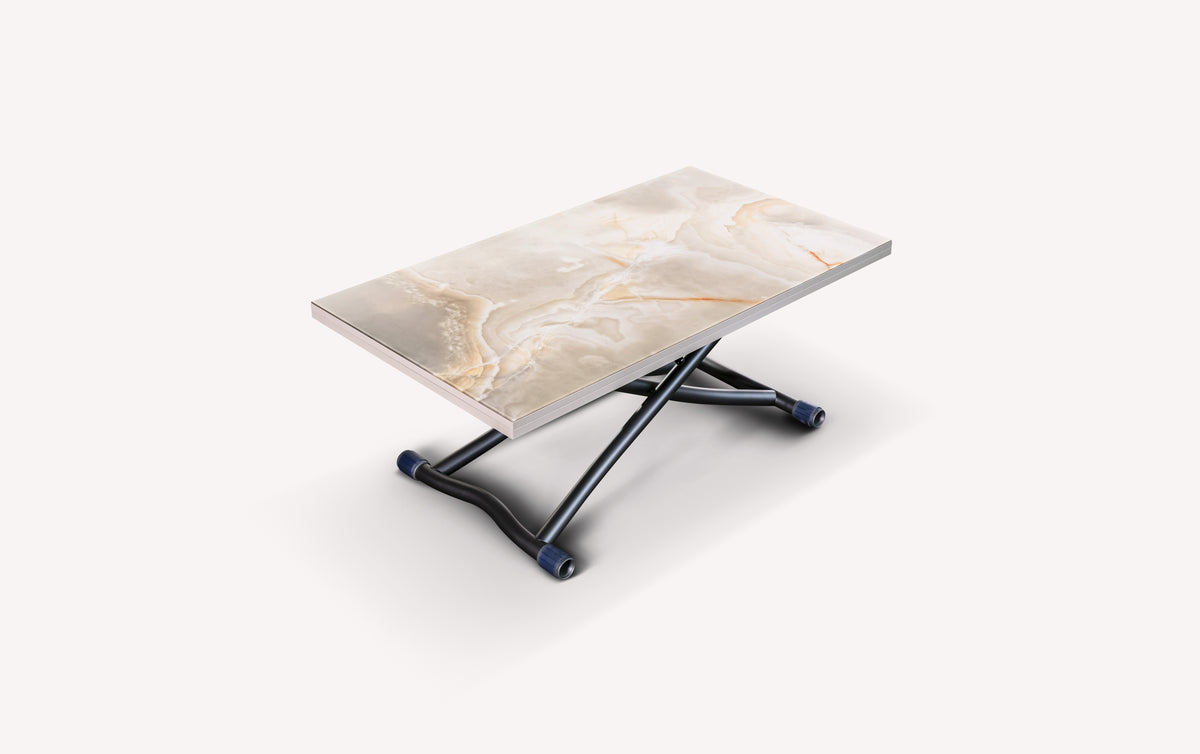 Table extensible moderne avec plateau en SISSY Verre Marbré Onice lucido aux tons naturels, pieds métalliques noirs offrant stabilité et design contemporain.