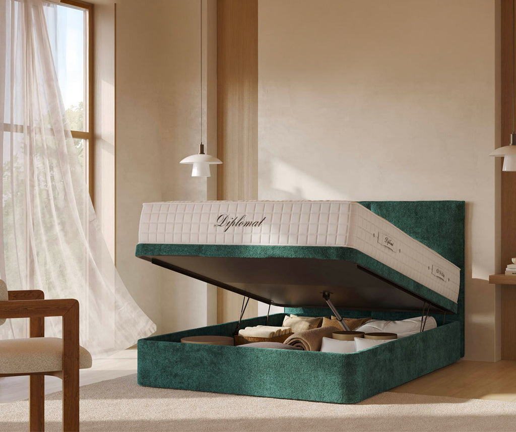 Lit coffre TROUVILLE Bergamo Verde botella ouvert montrant un grand espace de rangement sous un matelas blanc avec cadre et tête de lit en velours vert foncé dans une chambre lumineuse.