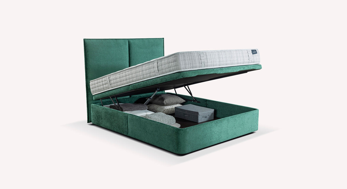 Lit coffre TROUVILLE Bergamo Verde botella en velours vert avec matelas relevé, offrant un espace de rangement spacieux et élégant pour optimiser la chambre.
