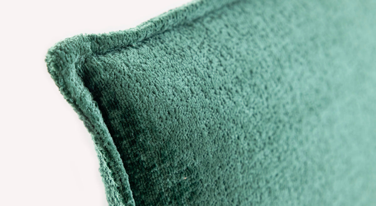Détail du tissu vert bouteille du Lit coffre TROUVILLE Bergamo Verde botella, mettant en avant la texture douce et la qualité du matériau pour un couchage confortable.