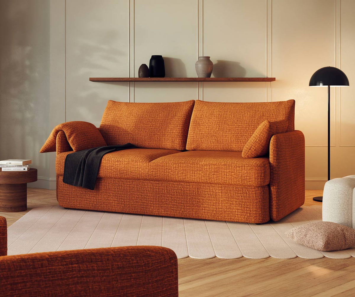 Canapé convertible ARLO Paradoxe Cuivre dans un salon lumineux, avec tissu texturé cuivre et coussins assortis, idéal pour un couchage quotidien confortable.