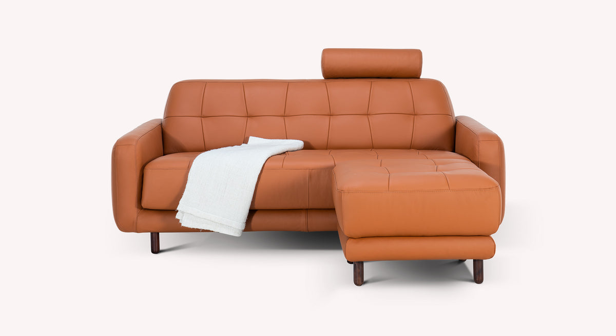 Lot canapé et pouf CLARK Cuir en cuir cognac avec design moderne, canapé convertible confortable et pouf assorti pour un coin salon élégant et fonctionnel.