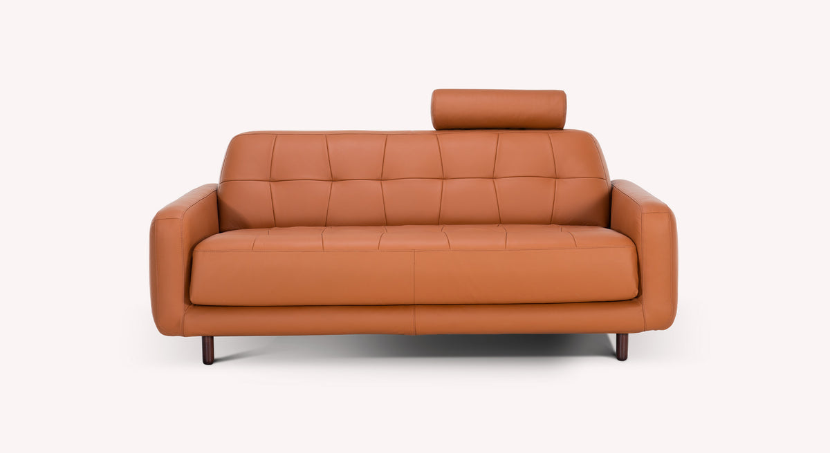 Lot canapé et pouf CLARK Cuir en cuir cognac, design moderne et épuré, idéal comme canapé convertible avec couchage quotidien pour un confort optimal.