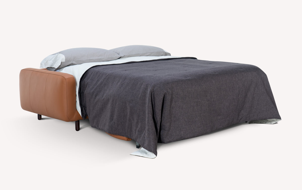 Lot canapé et pouf CLARK Cuir en cuir cognac, canapé convertible ouvert avec un couchage spacieux, idéal pour un usage quotidien dans un style moderne et élégant.