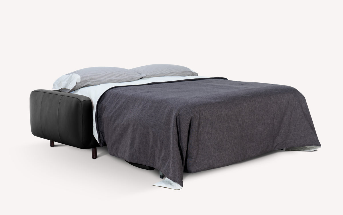 Lot canapé et pouf CLARK Cuir Sidney Noir transformé en canapé convertible avec un couchage quotidien élégant et confortable, revêtement cuir noir, design moderne et fonctionnel.