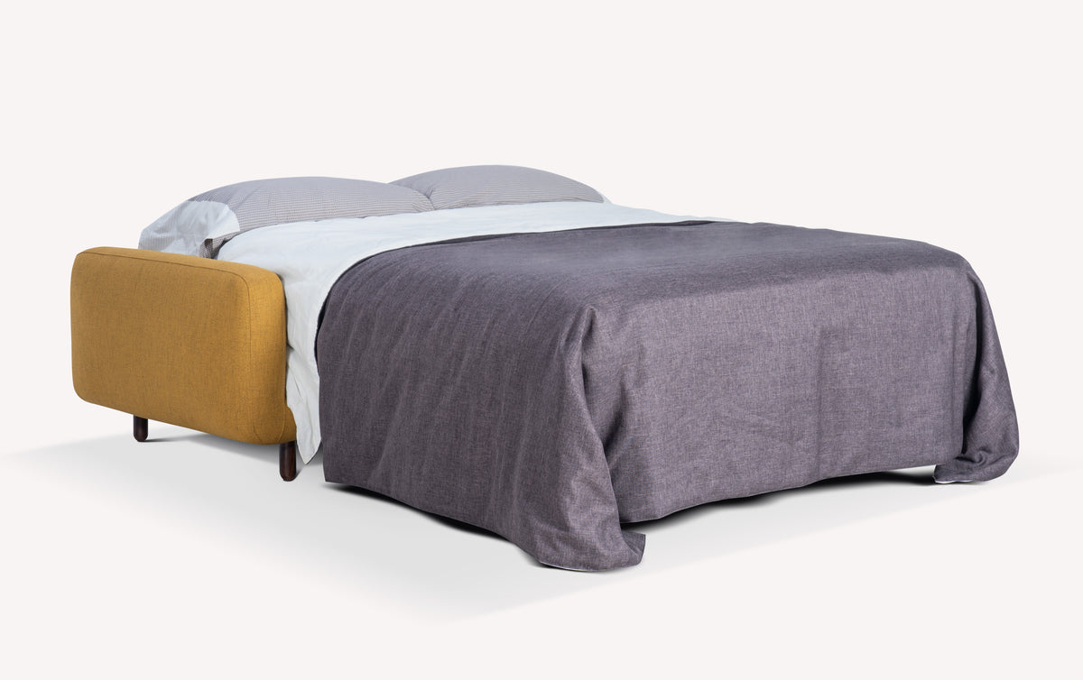 Canapé convertible Clark ouvert, tissu Foster curcuma, avec couverture grise et oreillers