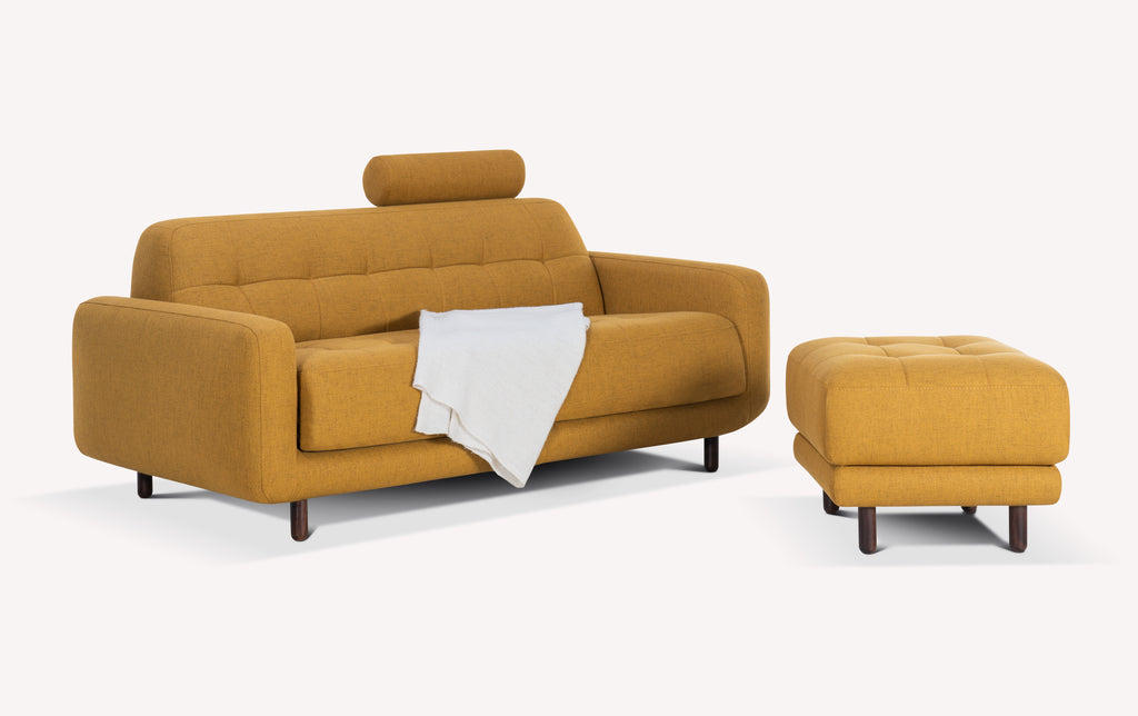 Lot canapé et pouf CLARK en tissu jaune moutarde avec un design moderne, idéal comme canapé convertible pour un couchage quotidien confortable.