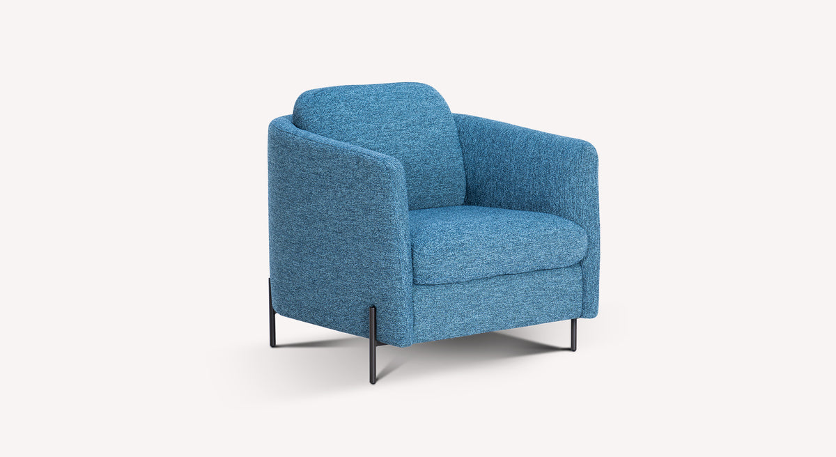 Fauteuil Lapp en tissu denim bleu, design moderne avec pieds métalliques noirs, sur fond blanc