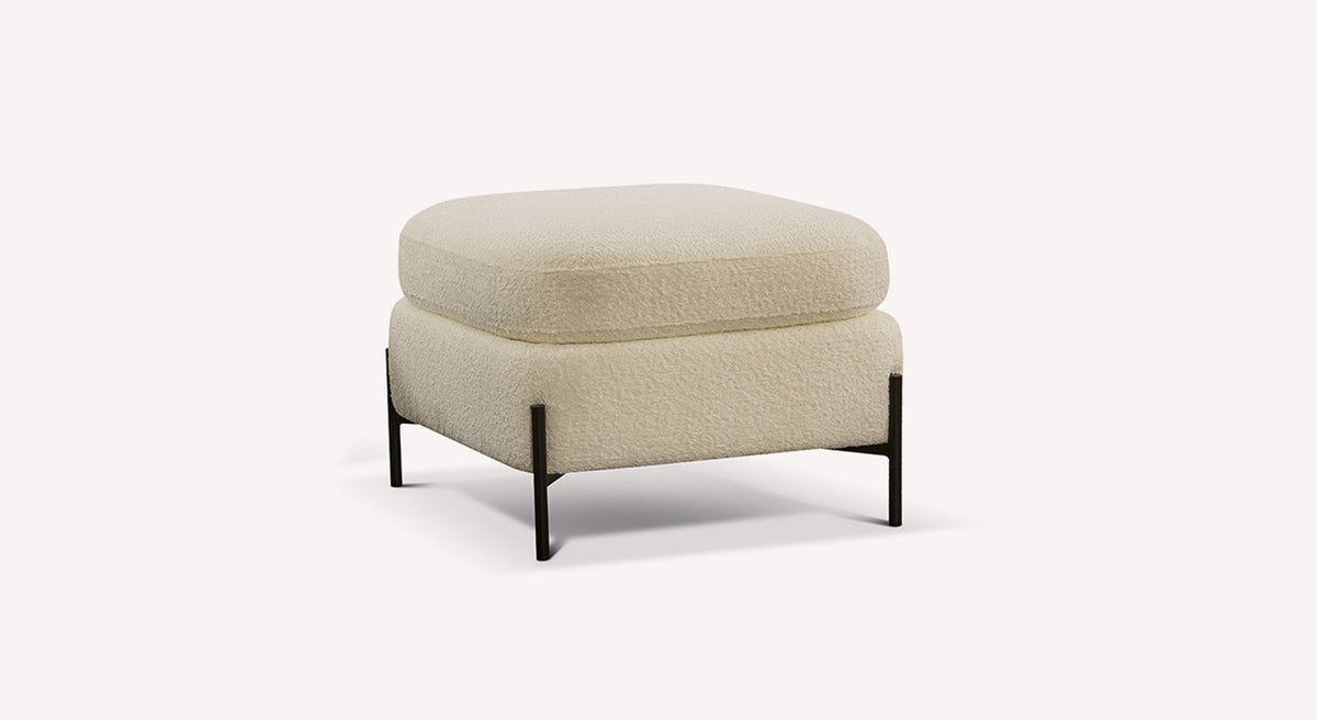 Lot canapé et pouf LAPP canapé convertible en tissu ivoire, pouf assorti avec cadre métallique noir, design moderne et épuré pour un salon élégant et fonctionnel.