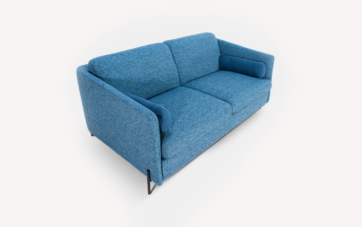 Lot canapé et fauteuil LAPP Shock Denim en tissu bleu denim, canapé convertible élégant avec dossier et accoudoirs, design moderne et confortable pour un couchage quotidien.