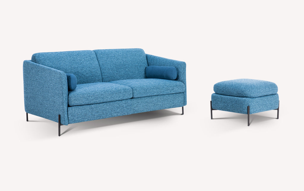 Lot canapé et pouf LAPP Shock Denim en tissu bleu denim, canapé convertible moderne avec pouf assorti, style épuré et piétement métal noir.