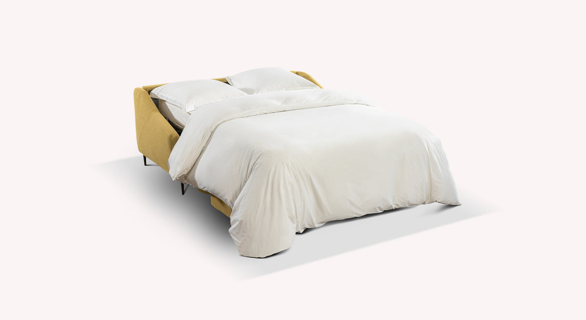 Canapé convertible Layne ouvert avec revêtement jaune et literie blanche, modèle Tixer Naples