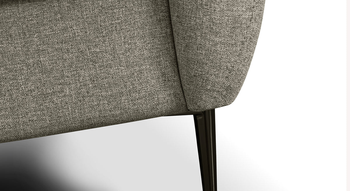 Zoom sur le pied en métal noir d'un canapé convertible Layne Tixer Pepper, tissu gris texturé